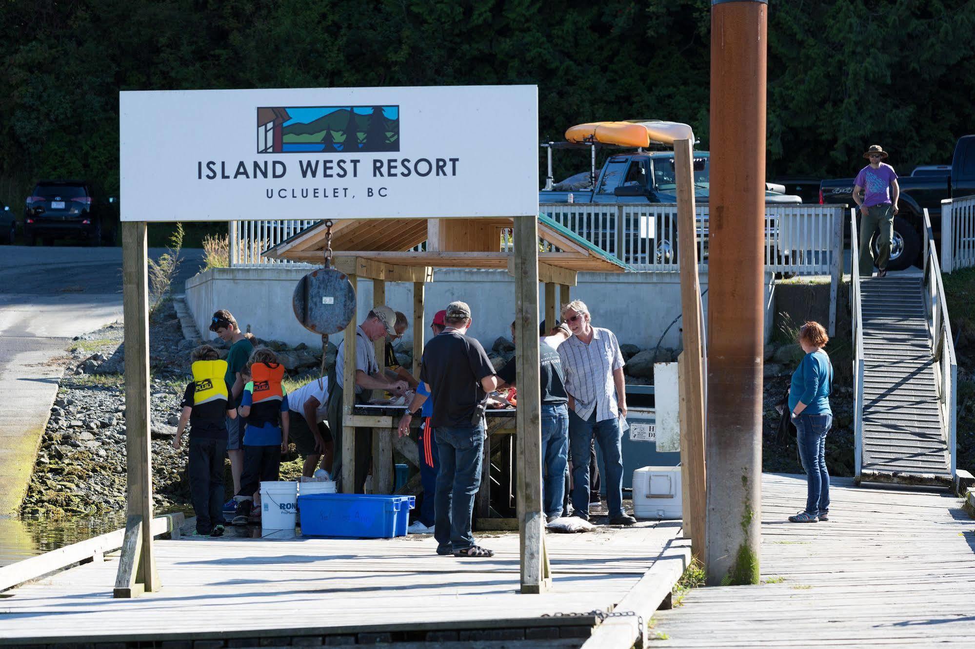 Island West Resort Ucluelet Esterno foto